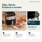 Mano utilizando la pantalla táctil de la Princess 182280 y guía en tres pasos: cargar la cesta, ajustar la cocción y pulsar inicio.